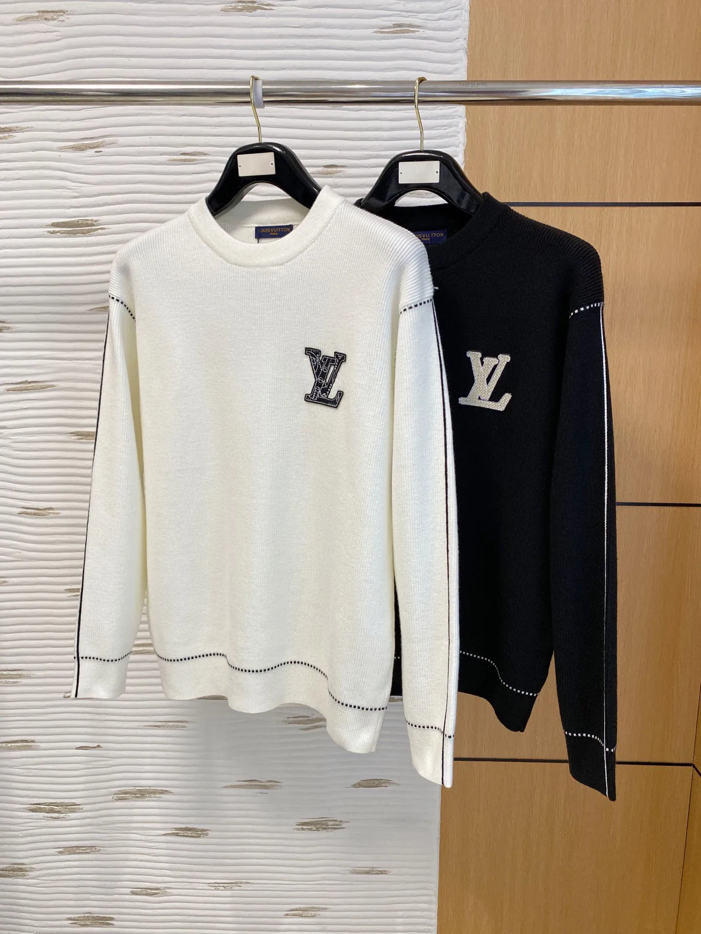 🅿️420 【LV Louis Vuitton】Autumn and winter classic round neck pullover sweater, in full condition! ! ! Wool blended fabric, the latest model in 2025, golden ratio! ! Slim-fitting soft gold, versatile and practical item, the combination and practicality are extremely powerful, simple and elegant, and classy! To create your own style, it is highly recommended to buy it in two colors. The standard slim fit tailoring process is suitable for both young and old men. It is knitted from wool and will not cause any discomfort! While keeping warm, it is stylish, textured and wearable, and the classic logo with contrasting colors on the chest feels in place! ! Recommended for regular customers! ! Size M-3XL (maximum wear: 190 pounds)
